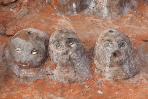 Voodoo-fetissit luostarin sisäänkäynnillä. Togoville, Togo tekijältä Unbekannt