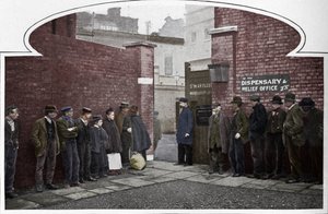 Odotetaan pääsyä St Marylebone Workhouseen, Luxborough Street, Lontoo, c1901 1903 tekijältä Unbekannt