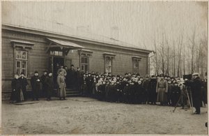 Odotetaan Leo Tolstoin ruumiin poistamista Astapovon asemalla, 20. marraskuuta 1910, 1910 tekijältä Unbekannt