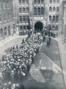 Odotetaan pääsyä kiltataloon herra Asquithin ensimmäistä suurta kutsua asekokoukseen, 1914 tekijältä Unbekannt
