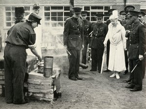 Katsomassa A.T.S. tytöt töissä...Army School of Cookery at Aldershot, c1941, 1951. tekijältä Unbekannt