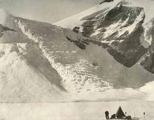 Western Partys leiri 28. joulukuuta riippuvan jäätikön alla katedraalin kallioilla, 1909 tekijältä Unbekannt