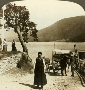 Kun järvihöyrylaiva saapuu Tinosetin laiturille - näkymä Tinsjon yli kukkuloille, Norja, c1905. tekijältä Unbekannt