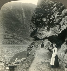 Missä tie hiipii ulkonevien kallioiden alle Nerofjordin vesillä, Norjassa, 1905. tekijältä Unbekannt