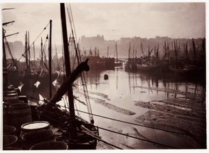 Whitby Harbour laskuveden aikaan, n. 1905 tekijältä Unbekannt