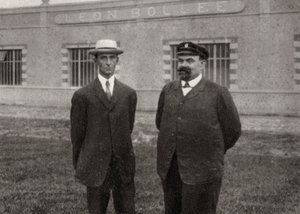 Wilbur Wright, amerikkalainen lentäjä, ja Leon Bollee, ranskalainen keksijä ja autonvalmistaja, 1908 tekijältä Unbekannt