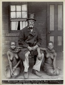 William Amazizi, Lo-Benin sotalääkäri tohtorin ja Schlepun kanssa tekijältä Unbekannt