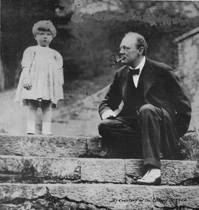Winston Churchill tyttärensä Maryn kanssa Chartwellissa, 1924, 1945 tekijältä Unbekannt