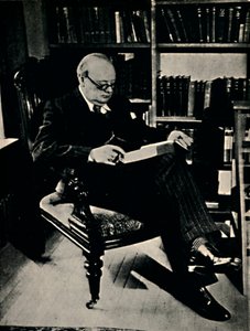 Winston Spencer Churchill kirjastossaan, 1945. tekijältä Unbekannt