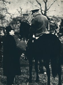Kuningas Yrjö V:n kanssa sotaharjoituksissa, 1913, 1945. tekijältä Unbekannt
