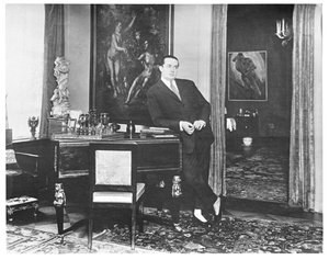 Wolfgang Gurlitt galleriansa työhuoneessa Potsdamer Strassella, Berliinissä, n. 1925. tekijältä Unbekannt