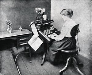 Naisoperaattori Monotype-näppäimistöllä, 1917 tekijältä Unbekannt