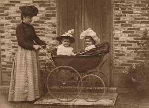 Nainen ja lapset rattaissa, 1937 tekijältä Unbekannt