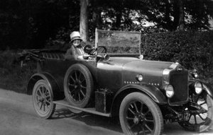 Nainen ajaa autoa, 1930 tekijältä Unbekannt