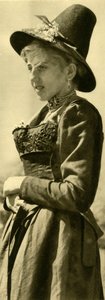 Nainen perinteisissä pukuissa, Tiroli, Itävalta, vuodelta 1935. tekijältä Unbekannt
