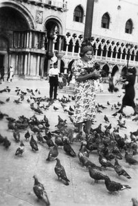 Nainen kyyhkysten ympäröimänä, Pyhän Markuksen aukio, Venetsia, Italia, 1938 tekijältä Unbekannt