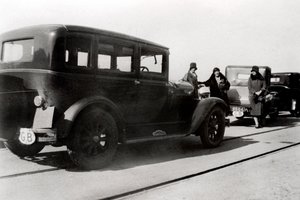 Naiset ja pysäköityjä autoja, 1930 tekijältä Unbekannt
