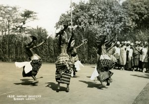 Naisetanssijat esiintymässä, Sierra Leone, 1900-luku tekijältä Unbekannt