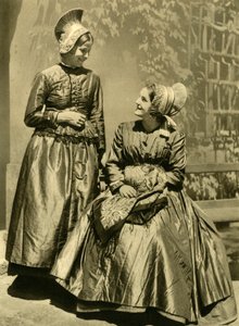 Naiset perinteisessä asussa, Ala-Itävalta, 1935. tekijältä Unbekannt