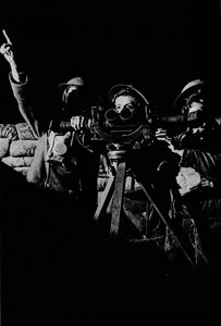 Naiset päivystyksessä ilmatorjuntapatterissa, 1943 tekijältä Unbekannt