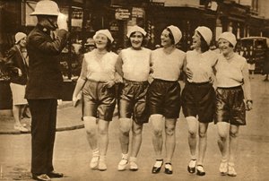 Naiset shortseissa, 1930, 1933. tekijältä Unbekannt