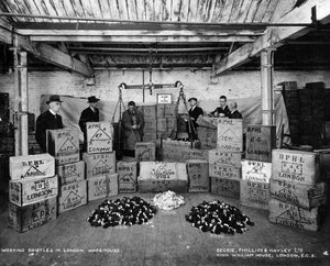 Työskentely harjasten kanssa varastossa, Lontoo, 1938 tekijältä Unbekannt