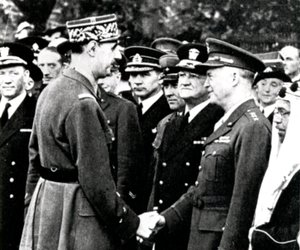 Toinen maailmansota: De Gaulle tervehtii Eisenhoweria, 1944 tekijältä Unbekannt