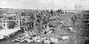 Haavoittuneiden evakuointipiste, Vimy, Ranska, Ensimmäinen maailmansota, huhtikuu 1917 tekijältä Unbekannt