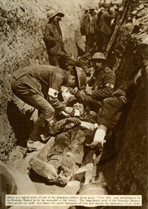Haavoittunut sotilas hoidetaan haudoissa, Sommen taistelu, ensimmäinen maailmansota, 1916, 1935. tekijältä Unbekannt