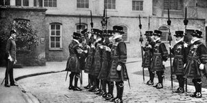 Yeomen Warders paraatissa Lontoon Towerissa, 1926-1927 tekijältä Unbekannt