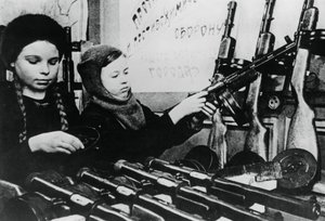 Nuoret tytöt kokoamassa konekivääriä venäläisessä tehtaassa, 1943 tekijältä Unbekannt