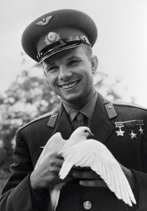 Juri Gagarin, venäläinen kosmonautti, c1963-c1964 tekijältä Unbekannt