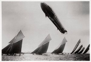 Zeppelin LZ11 Viktoria Luise lennossa Kielin regatan aikana, Saksa, 1912 1933 tekijältä Unbekannt