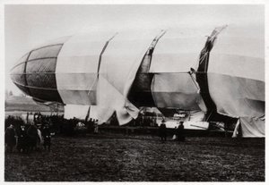 Zeppelin LZ2 tuhoutumisensa jälkeen, 1906 1933 tekijältä Unbekannt