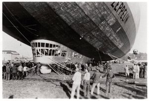 Zeppelin LZ 127 Graf Zeppelin laskeutumisen jälkeen, 1933 tekijältä Unbekannt
