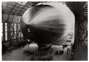 Zeppelin LZ 127 Graf Zeppelin saapumassa halliinsa, 1933 tekijältä Unbekannt