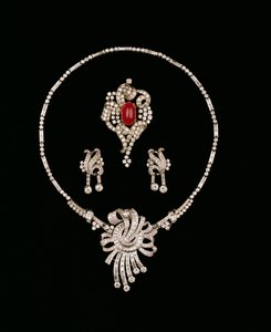 Art Deco timanttikorut: patonki timanttiriipus, cabochon rubiini ja timanttirulla rintakoru, timanttiriipus korvakorut tekijältä Unbekannt Unbekannt