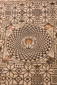 Carmona, Sevillan maakunta, Espanja. Roomalainen Medusan mosaiikki kaupungintalossa. tekijältä Unbekannt Unbekannt