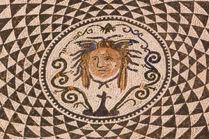 Carmona, Sevillan maakunta, Espanja. Roomalainen Medusan mosaiikki kaupungintalossa. tekijältä Unbekannt Unbekannt