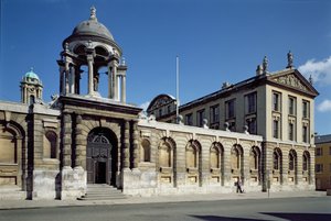 Oxfordin The Queens Collegen etuneliön ulkopuoli, rakennettu 1709-34 tekijältä Unbekannt Unbekannt
