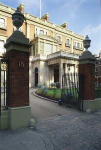 Ulkonäkymä Hertford Housen sisäänkäynnistä, Manchester Square, Lontoo tekijältä Unbekannt Unbekannt