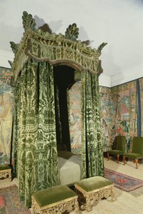 Hardwick Hallin sisäpiha, Derbyshire, jossa näkyy Green Bed-Chamber alkuperäisine 1500-luvun huonekaluineen ja verhoineen (H8044) tekijältä Unbekannt Unbekannt