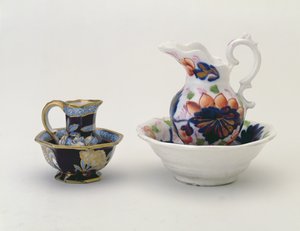 Vasemmalla: Crown Staffordshire -kannu ja allas ja oikealla: Walesin kaiteet kannu ja allas (keraaminen) tekijältä Unbekannt Unbekannt