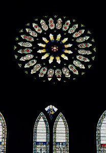 Marigold Window tai St. Catherines Window, n. 1515. Punaiset ja valkoiset ruusut muistuttavat Yorkin ja Lancasterin talojen liitosta Henry VII:n avioliiton kautta. tekijältä Unbekannt Unbekannt