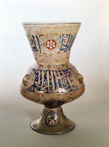 Moskeijalamppu, omistettu Shibi-Abdania Kafur ar-Rumi, 1300-luvun puoliväli (emaloitu lasi)