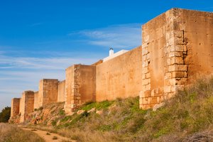 Niebla, Huelvan maakunta, Andalusia, Etelä-Espanja. Kaupunkia ympäröivät muurit. tekijältä Unbekannt Unbekannt