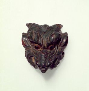 Maalattu puksipuinen netsuke, veistetty malliksi Gagaku-naamiosta, 1800-luku tekijältä Unbekannt Unbekannt