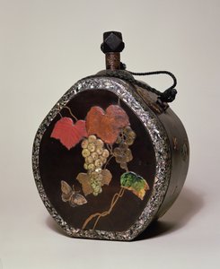 Sakepullo helmiäisverhouksella, japanilainen, luultavasti 1800-luku tekijältä Unbekannt Unbekannt