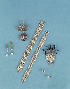 Valikoima Art Deco -koruja: linkkirannerenkaita; safiiri- ja timanttikellot; solitaire sormukset; cabochon safiiri spray rintakoru (timantti) tekijältä Unbekannt Unbekannt