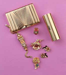 Valikoima Art Deco -koruja: kaksi savukekoteloa; rubiiniklusterin kukka rintakoru ja korvakorut; cocktail kello (kulta)